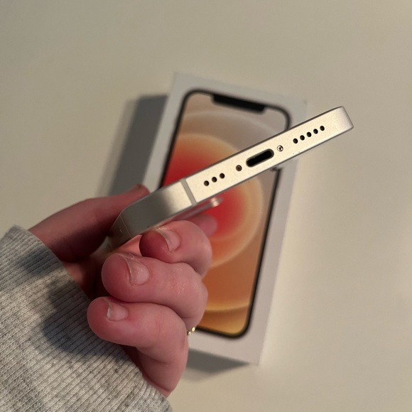 White IPhone 12 - Picture 9 of 12